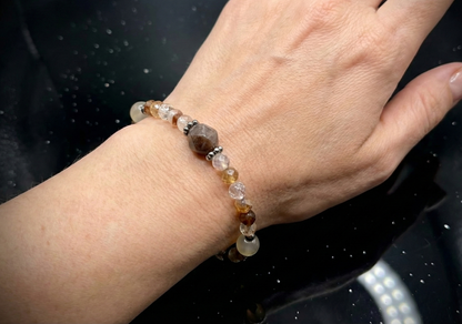 HOA Ахат & Лабрадорит: Пътят на Пазителя - дамска гривна с фасетиран Ахат и централен кафяв Лабрадорит