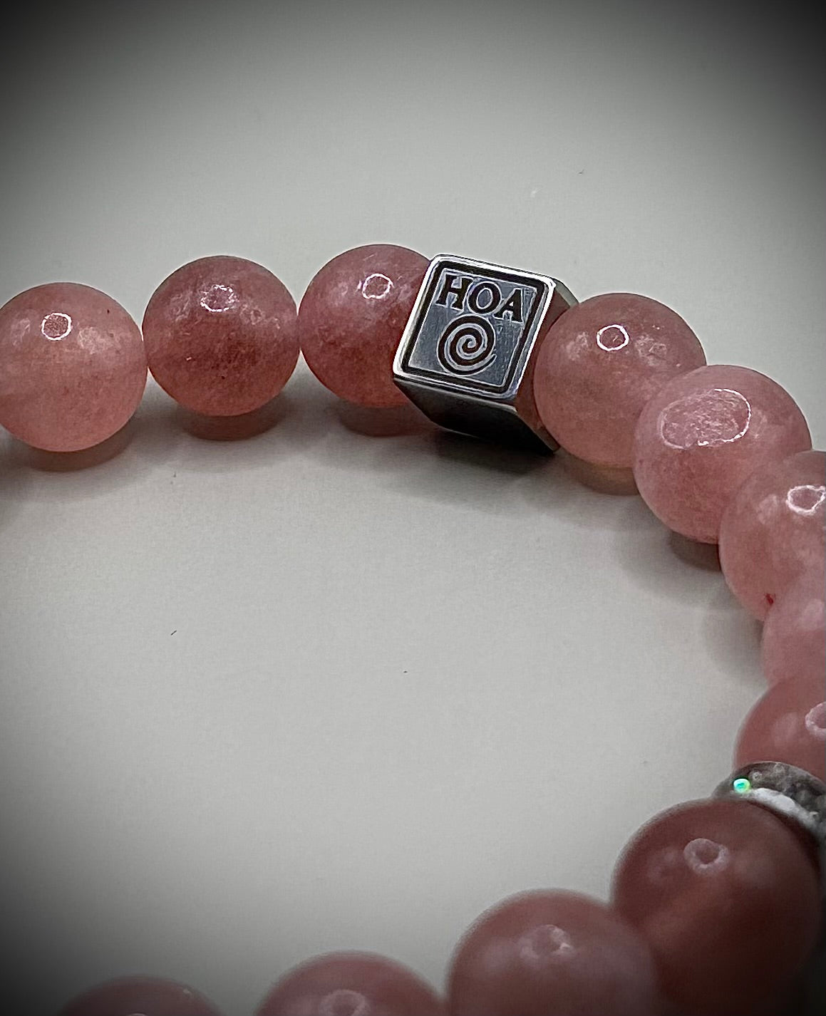 Гривна HOA „Ягодов кварц“ от естествени камъни, ръчно изработена. Ягодов кварц в изчистен и елегантен дизайн.