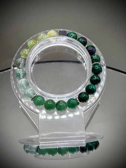 Гривна HOA „Четвърта Чакра“ от естествени камъни, ръчно изработена. Авантюрин, малахит и зелен флуорит в хармонична композиция за сърце и баланс.