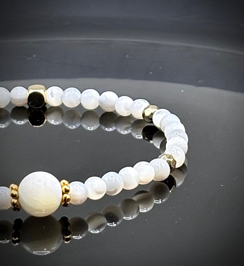 Луксозна дамска гривна от естествен Седеф със златни детайли. Ръчно изработен артефакт от колекция Lemurian Bloodline на House of Astrology.