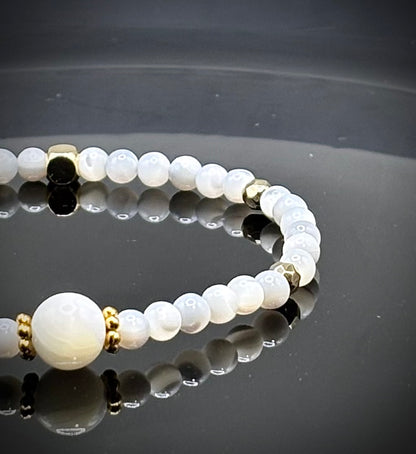 Луксозна дамска гривна от естествен Седеф със златни детайли. Ръчно изработен артефакт от колекция Lemurian Bloodline на House of Astrology.