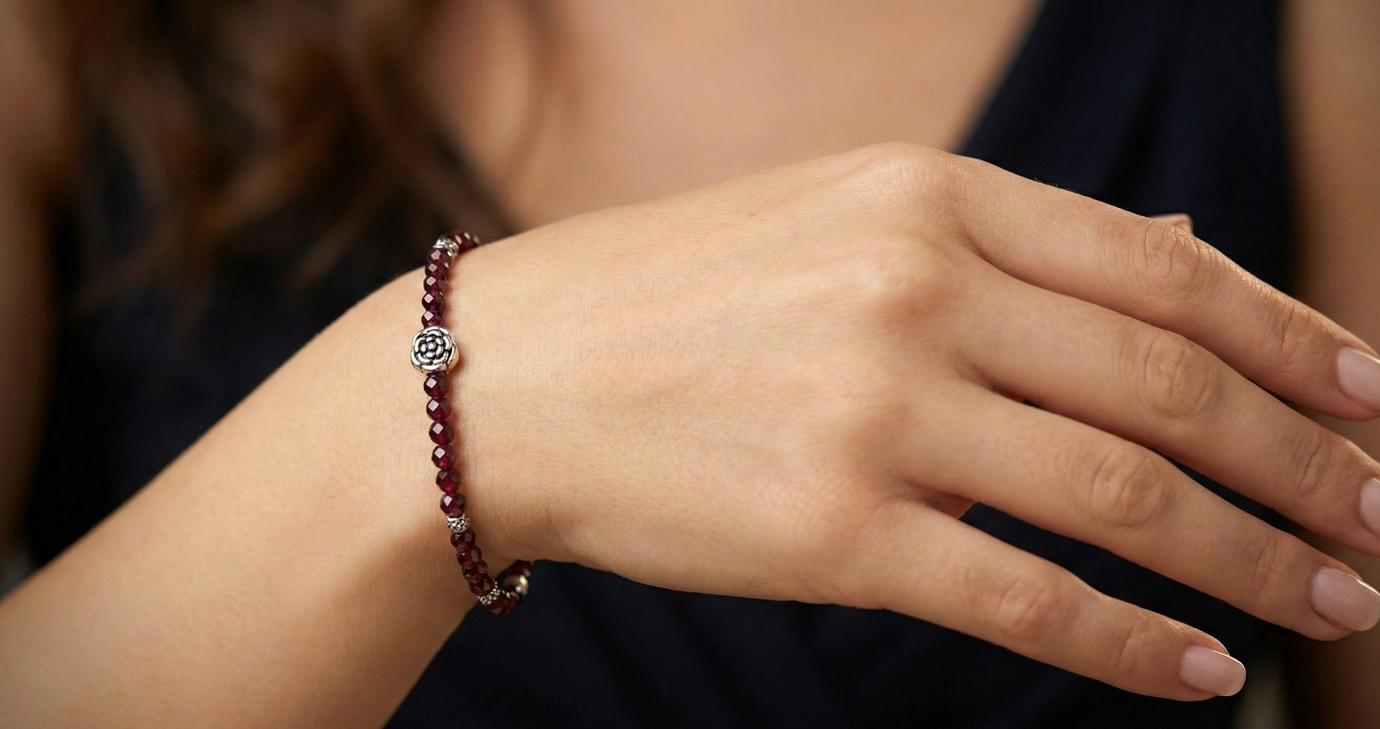 Ръчно изработена гривна от естествен гранат с фасетирани мъниста и метален елемент, елегантно бижу в тъмен стил с дълбок червен цвят