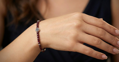 Ръчно изработена гривна от естествен гранат с фасетирани мъниста и метален елемент, елегантно бижу в тъмен стил с дълбок червен цвят