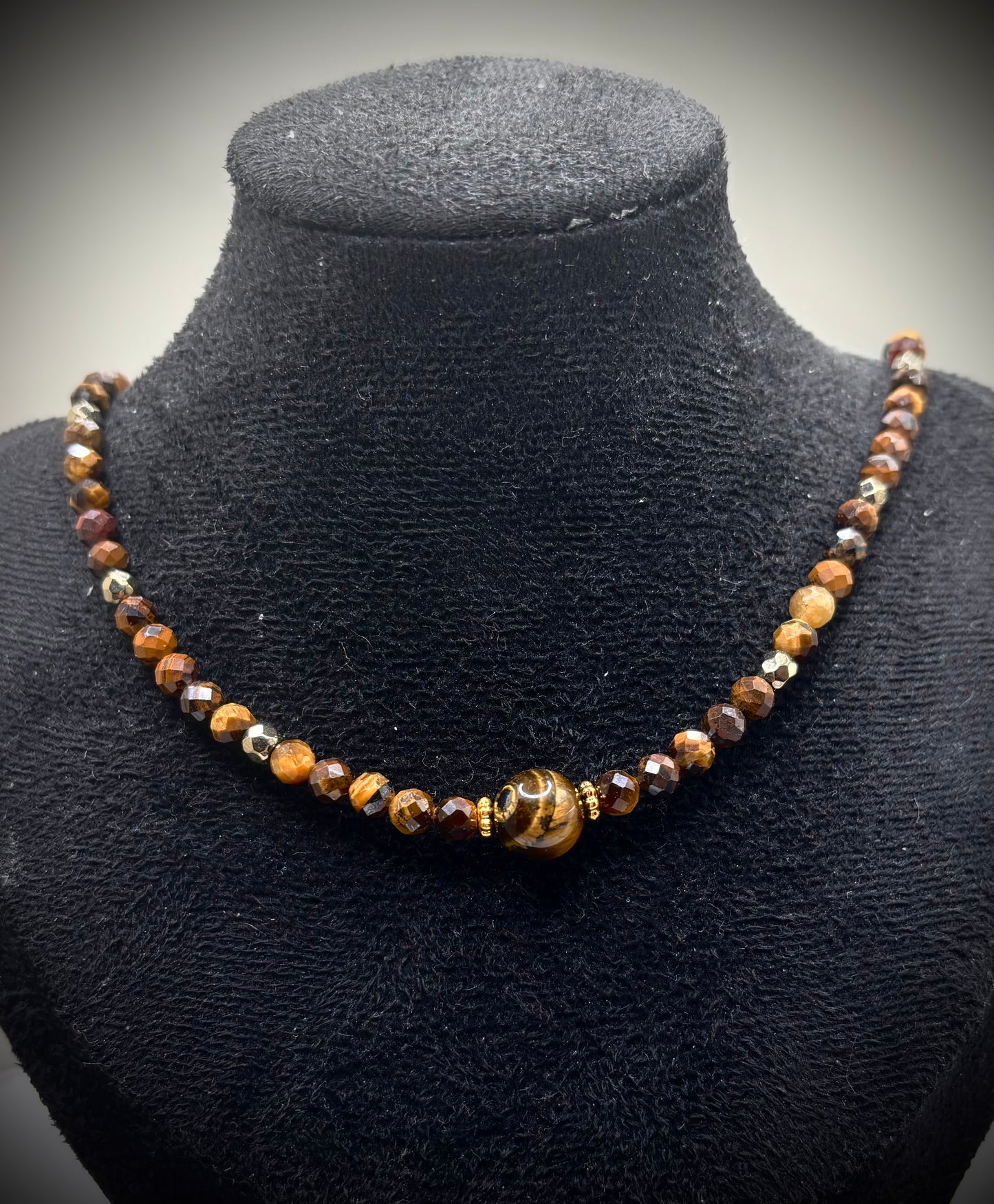 HOA Тигрово око: Златна Решителност - дамско колие с фасетирано Тигрово око