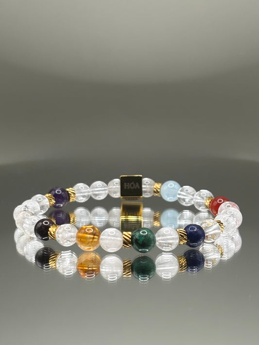 SEVEN.A7 SYSTEM от Maison HOA е дамска гривна със седем цветни минерални акцента и планински кристал, ръчно изработена в HOA Atelier.