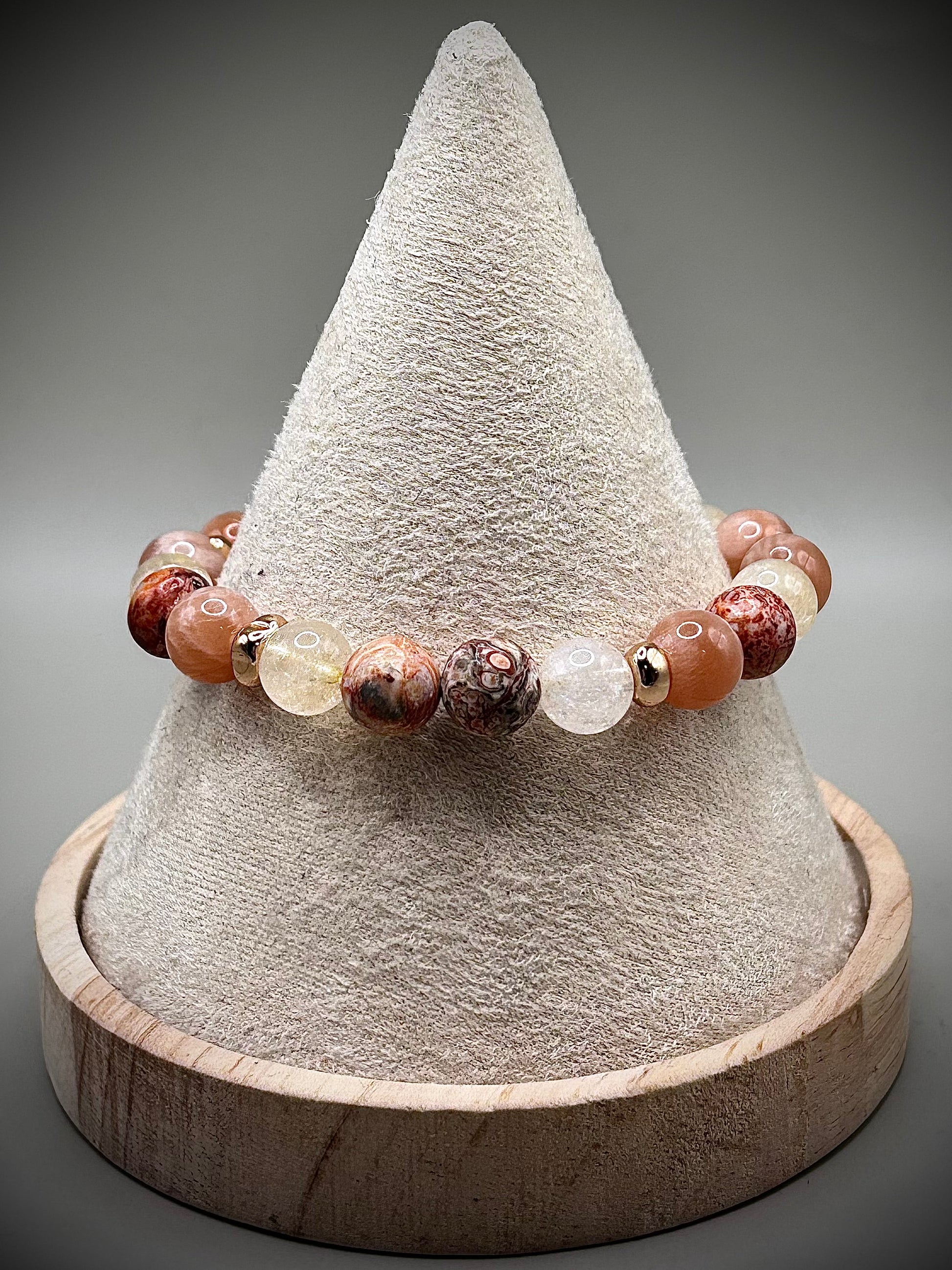 Гривна HOA „Вътрешно Слънце“ от естествени камъни, ръчно изработена. Леопардов яспис, цитрин и слънчев камък в топла и сияйна композиция.