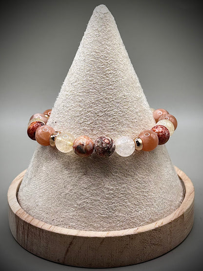 Гривна HOA „Вътрешно Слънце“ от естествени камъни, ръчно изработена. Леопардов яспис, цитрин и слънчев камък в топла и сияйна композиция.