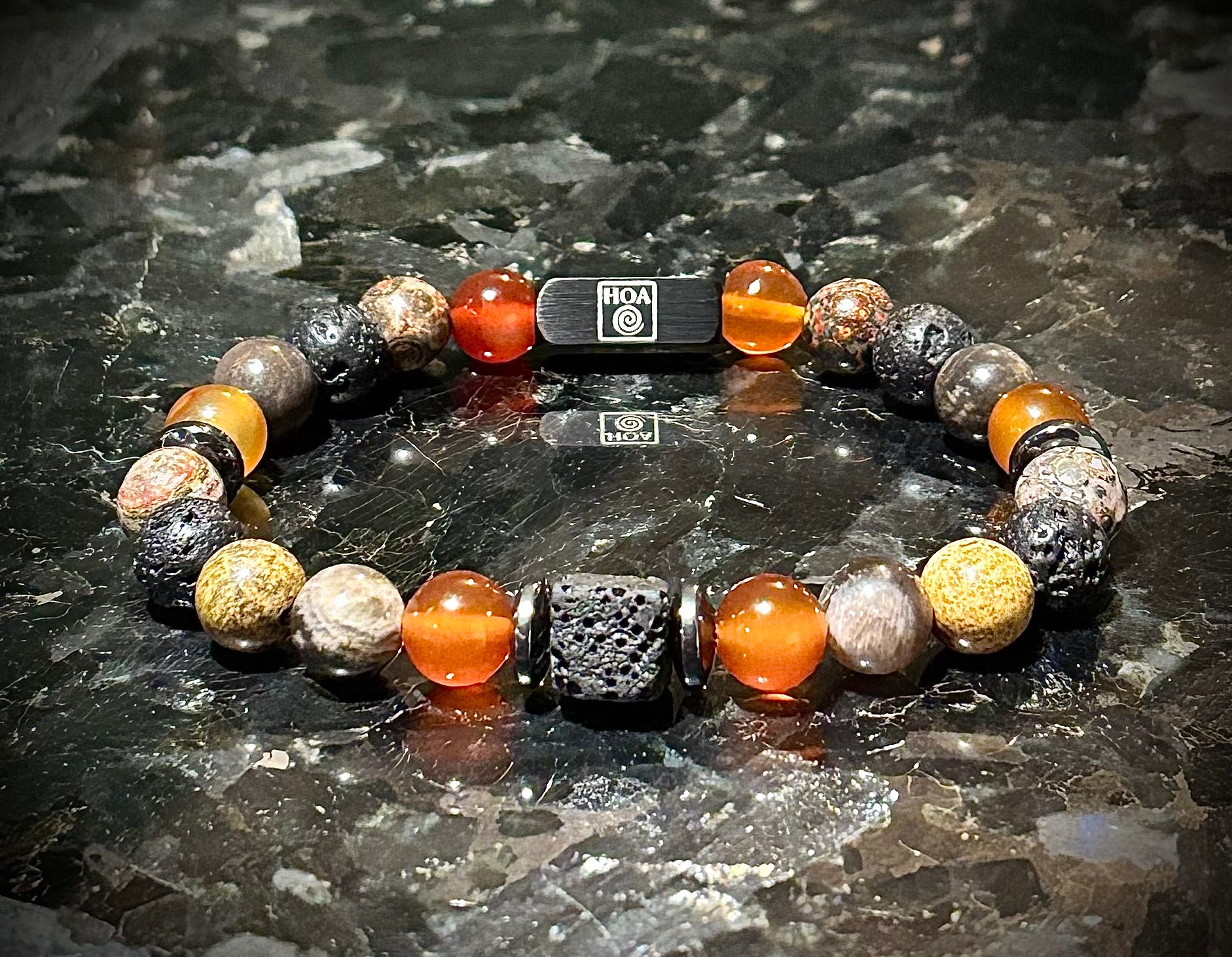 Мъжка гривна от естествени камъни – карнеол, вулканичен камък, тъмен слънчев камък и яспис, ръчно изработена от House of Astrology. Енергиен артефакт за сила, действие и вътрешен контрол.