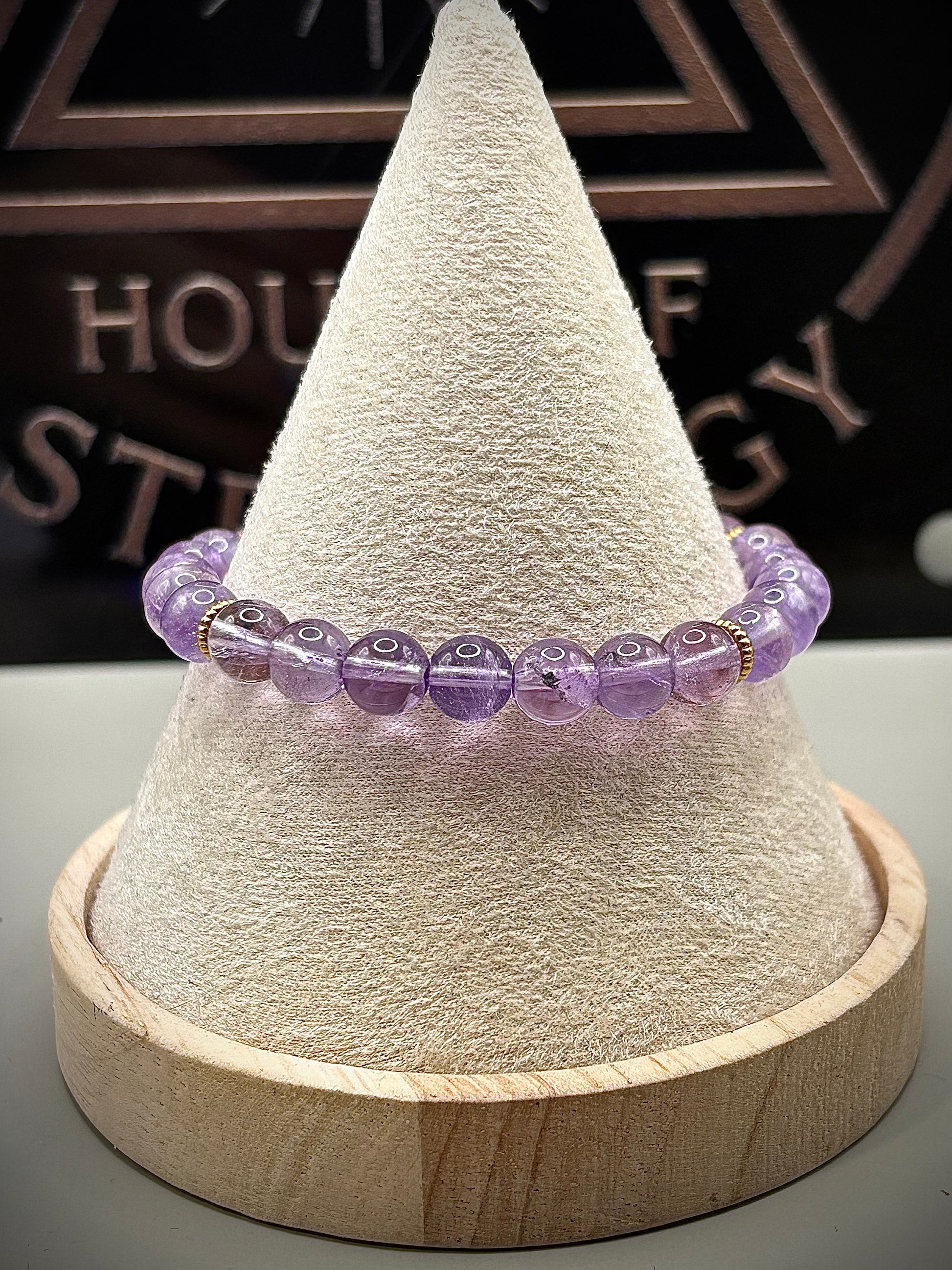 Ръчно изработена дамска гривна с естествен лилав флуорит 0,7 см и медицинско злато от House of Astrology