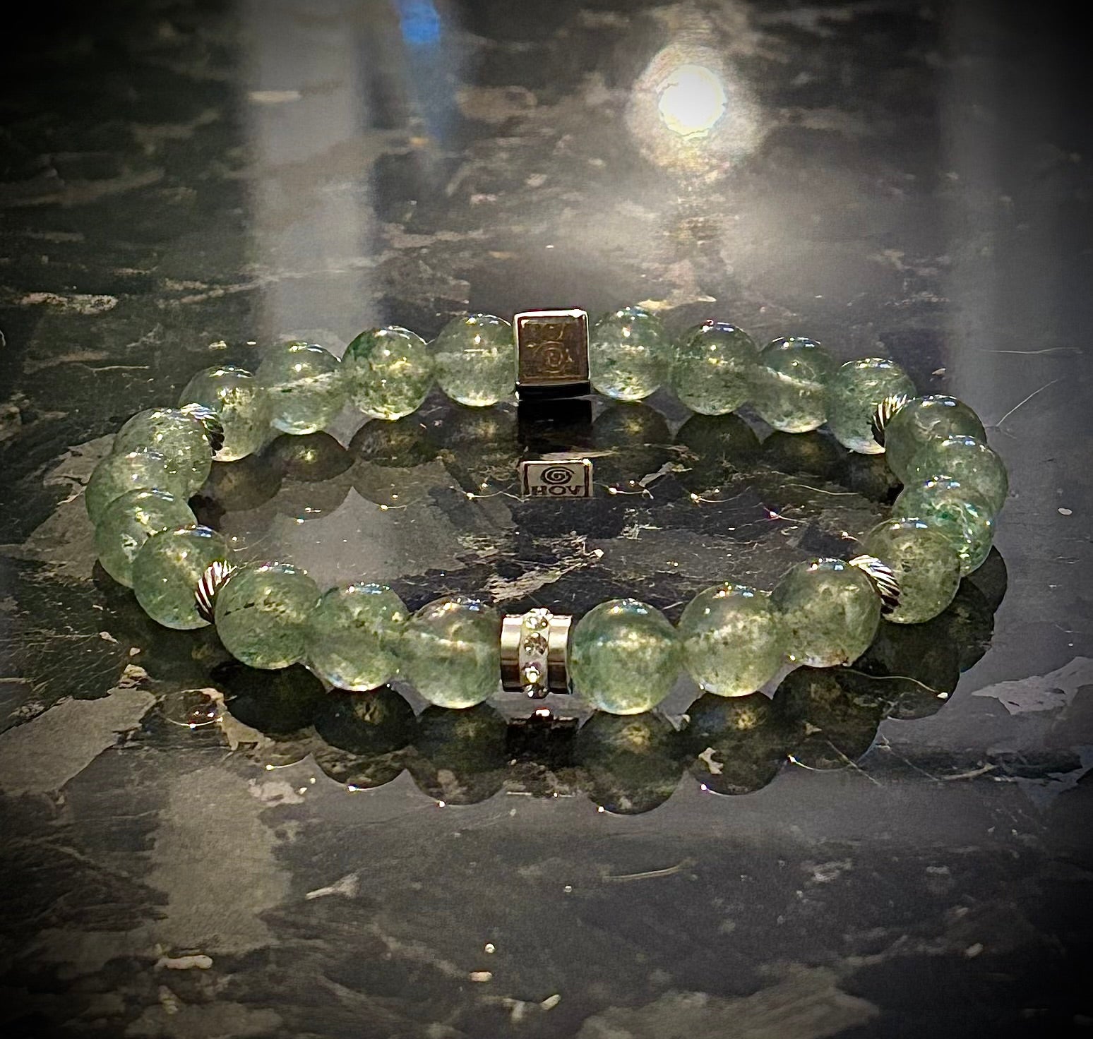 HOA гривна от зелен авантюрин клас AAA+ с естествени полирани мъниста и метални акценти, ръчно изработена с луксозен дизайн и мек зелен блясък за баланс, късмет и изобилие.