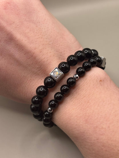 Мощна защитна гривна от плътен черен турмалин, ръчно нанизана с тъмни кристали за изчистване на негативната енергия.