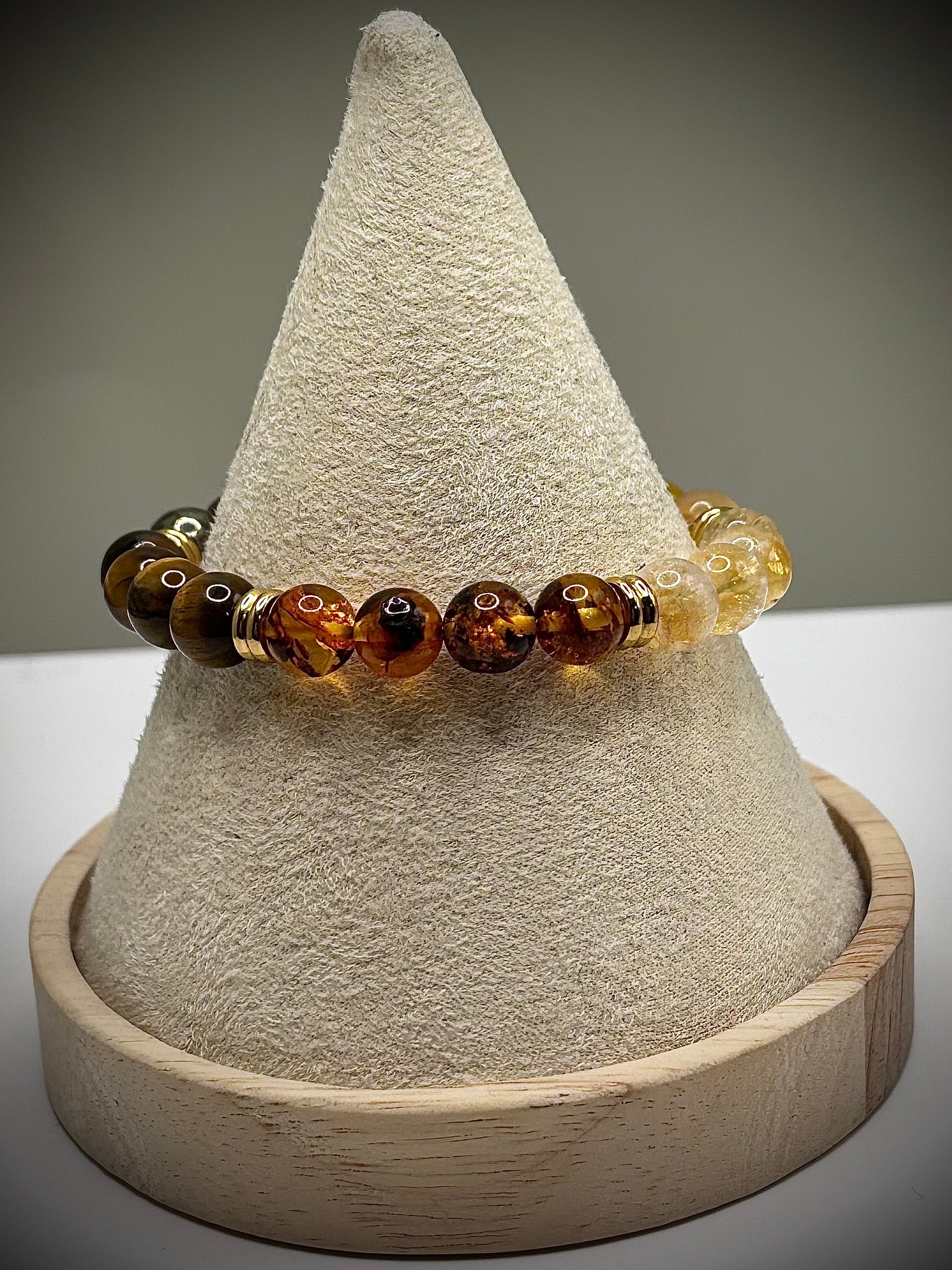 Гривна HOA „Трета Чакра“ от естествени камъни, ръчно изработена. Цитрин, пирит и тигрово око в енергична композиция за сила и увереност.