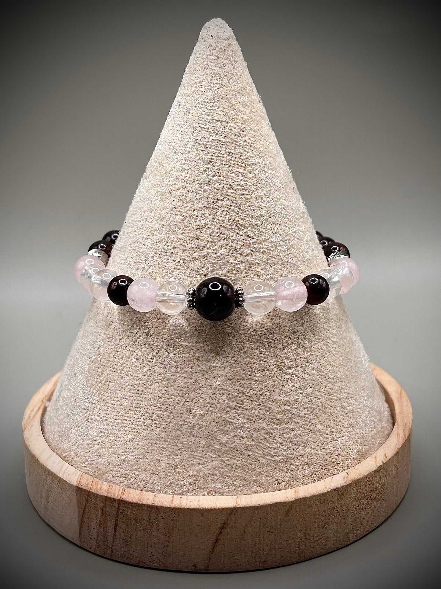 Гривна HOA „Дуална Същност“ от естествени камъни, ръчно изработена. Гранат, розов кварц и планински кристал в балансирана композиция.