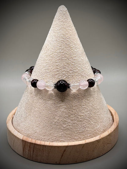 Гривна HOA „Дуална Същност“ от естествени камъни, ръчно изработена. Гранат, розов кварц и планински кристал в балансирана композиция.