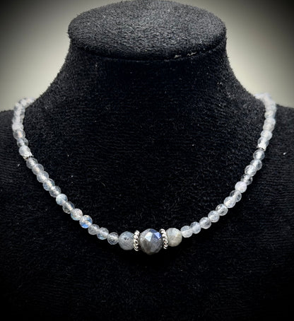 HOA Лабрадорит: Скритият Код - дамско колие с фасетиран Лабрадорит