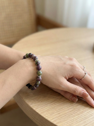 Гривна HOA „Стичит“ от естествени камъни, ръчно изработена. Висок клас стичит в мек и балансиран стил.