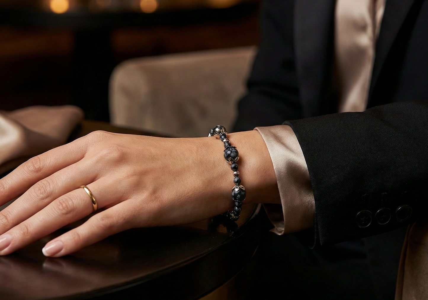 HOA Снежен обсидиан: Галактически Поток - дамска гривна с фасетиран Снежен обсидиан