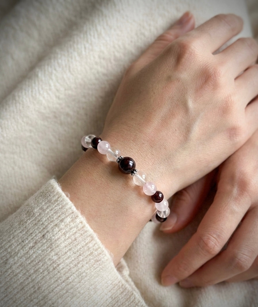 Гривна HOA „Дуална Същност“ от естествени камъни, ръчно изработена. Гранат, розов кварц и планински кристал в балансирана композиция.