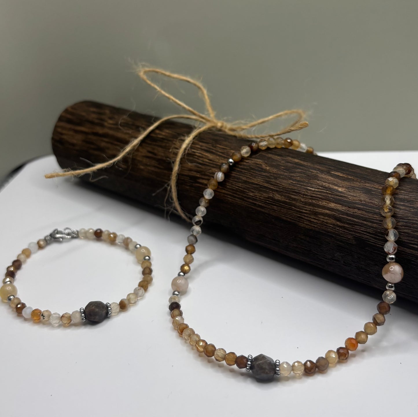 HOA Ахат & Лабрадорит: Пътят на Пазителя - дамско колие с фасетиран Ахат и централен кафяв Лабрадорит