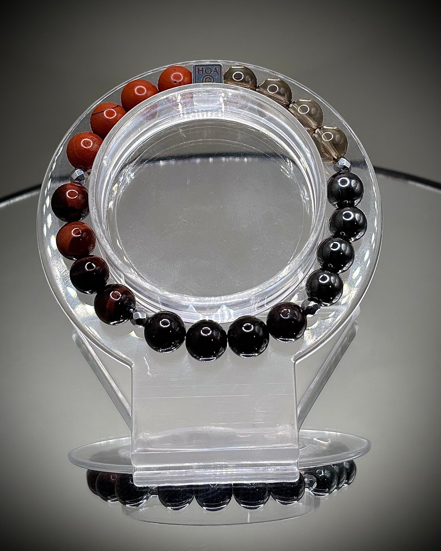 Гривна HOA „Първа Чакра“ от естествени камъни, ръчно изработена. Червен яспис, гранат и хематит в силна композиция за стабилност и сила.