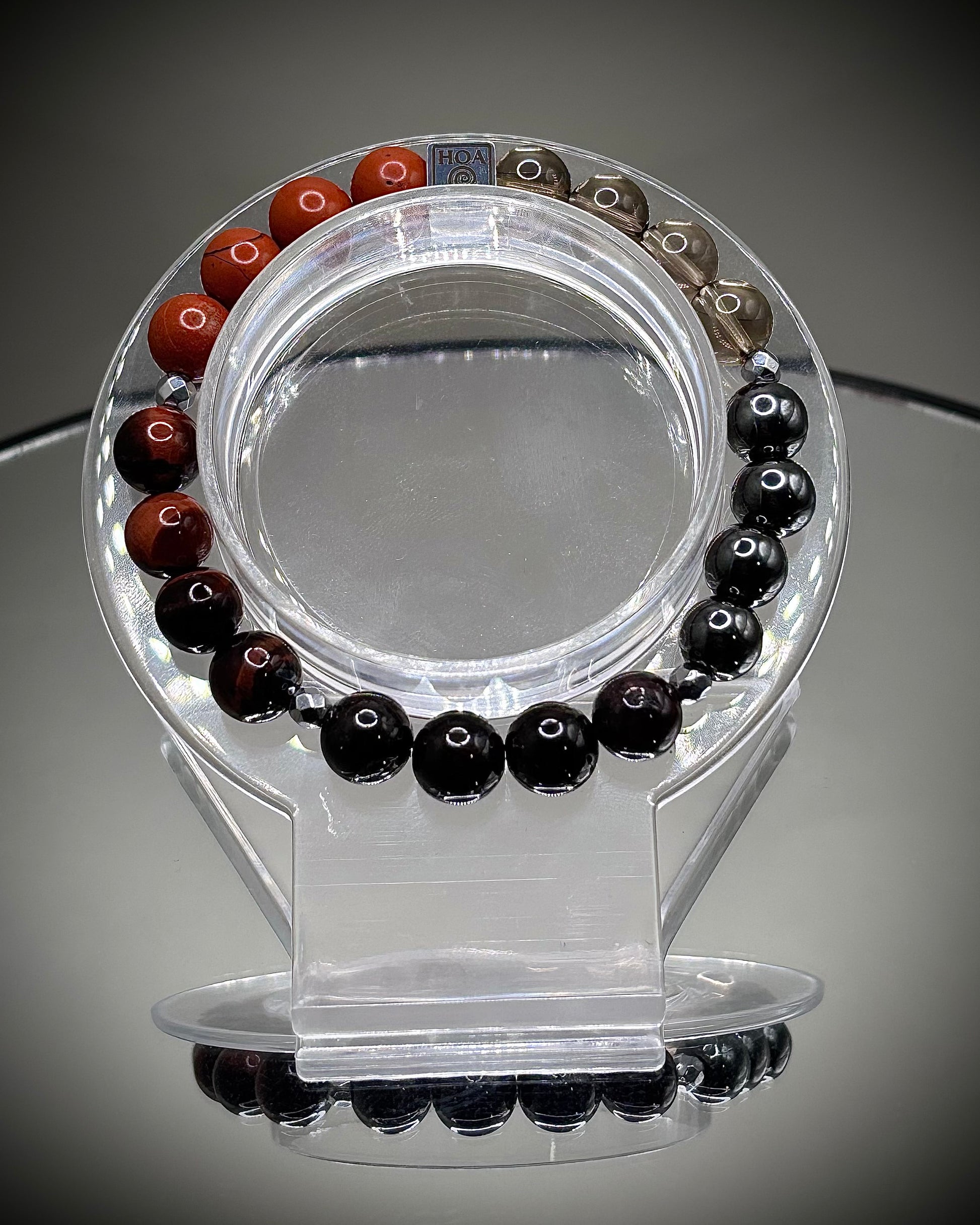 Гривна HOA „Първа Чакра“ от естествени камъни, ръчно изработена. Червен яспис, гранат и хематит в силна композиция за стабилност и сила.