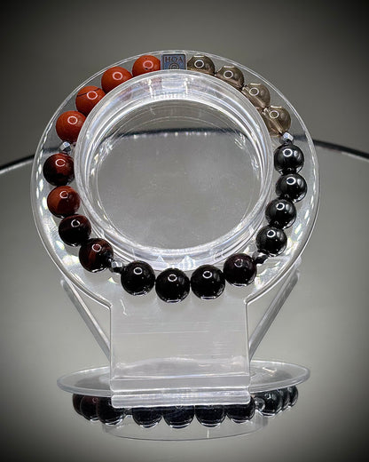 Гривна HOA „Първа Чакра“ от естествени камъни, ръчно изработена. Червен яспис, гранат и хематит в силна композиция за стабилност и сила.