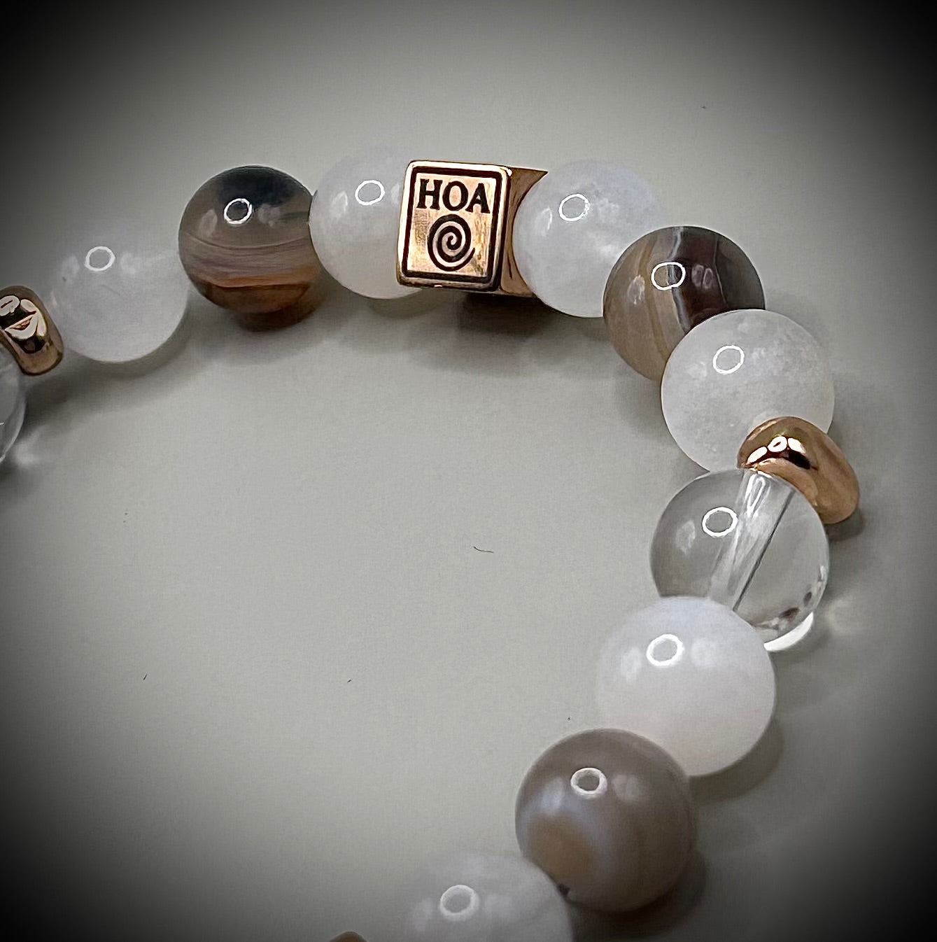 Гривна HOA „Лунен Фантом“ от естествени камъни, ръчно изработена. Лунен камък, ботсвански ахат и кварц фантом в елегантна композиция.