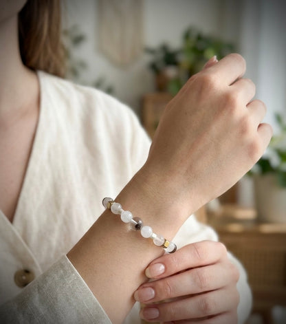 Гривна HOA „Лунен Фантом“ от естествени камъни, ръчно изработена. Лунен камък, ботсвански ахат и кварц фантом в елегантна композиция.