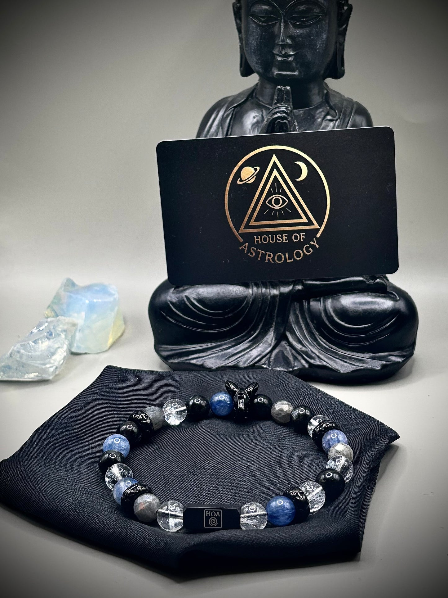 Луксозно енергийно бижу, мъжка гривна от естествени кристали – Кианит, Лемурийски кристал, Астрофилит, Лабрадорит. Ексклузивна колекция Лемурия на House of Astrology.