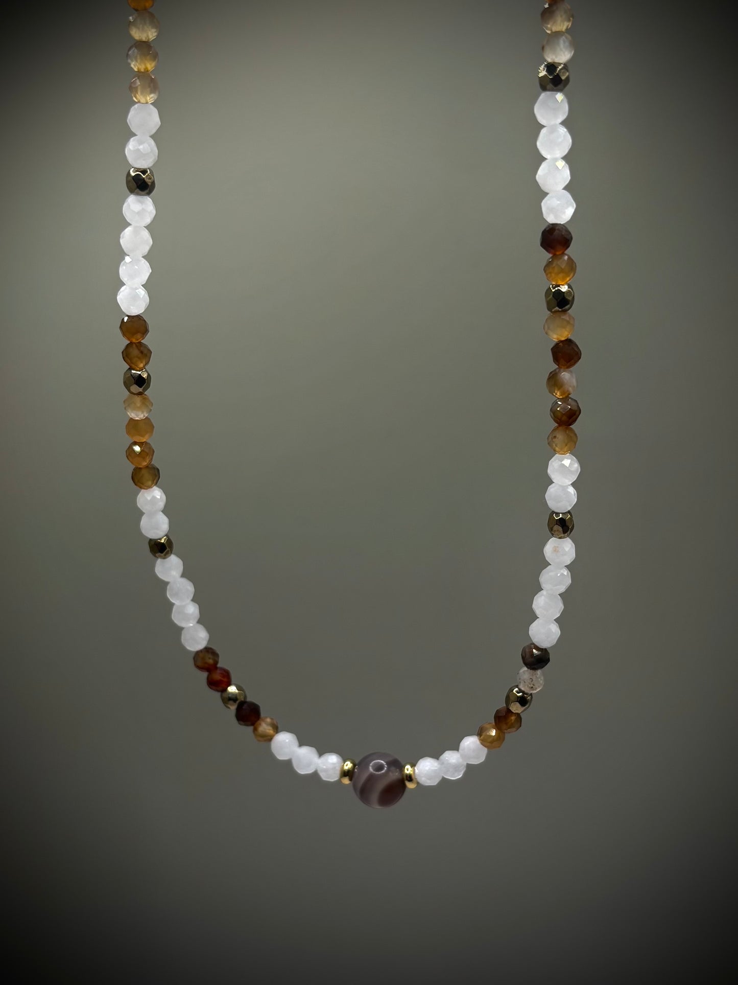 HOA Лунен камък & Ахат: Небесен Баланс - дамско колие с фасетирани Лунен камък и Ахат