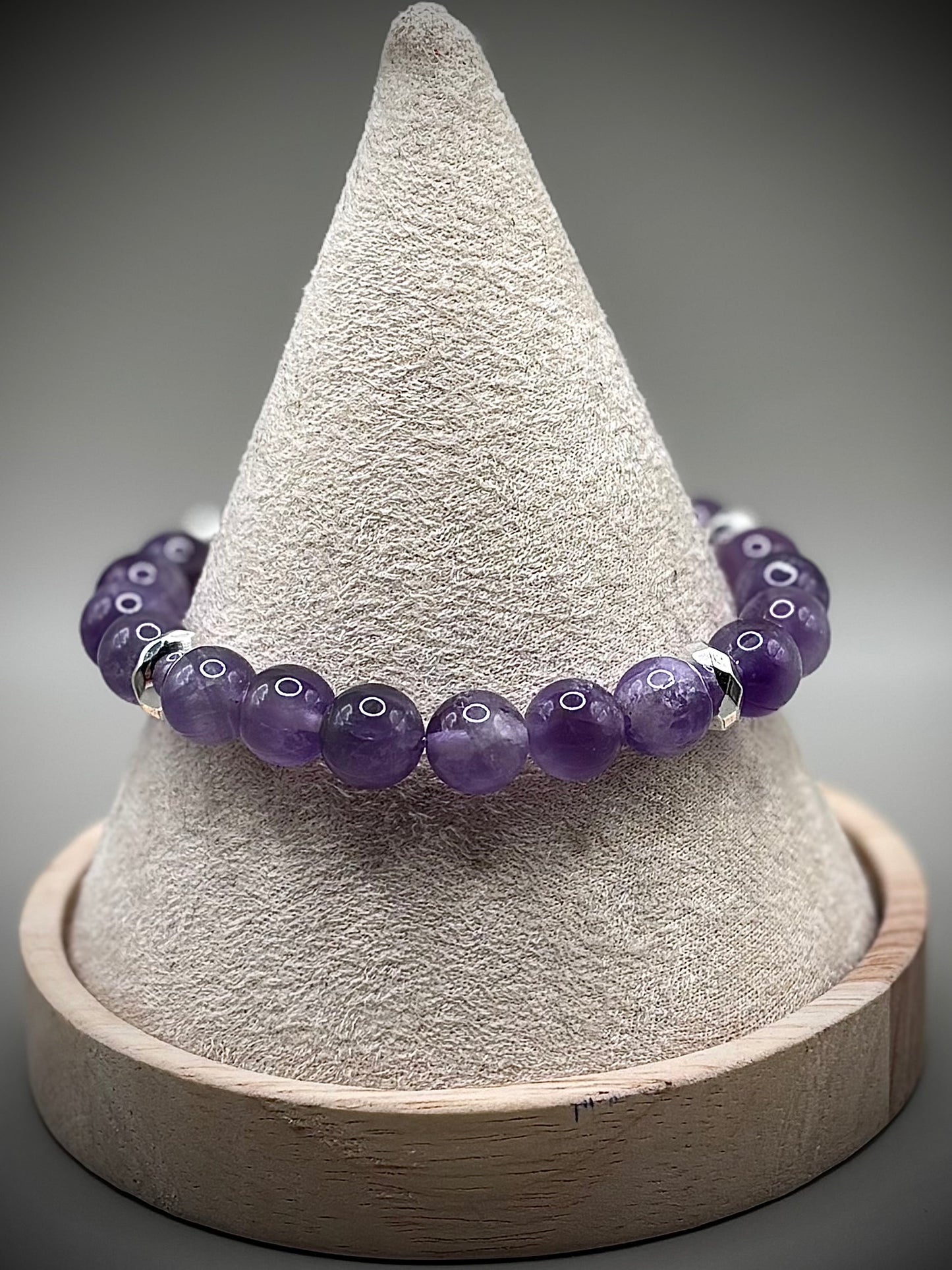 Дамска енергийна гривна от естествен лилав аметист, ръчно изработена с гладки полирани мъниста, подходяща за подарък и медитация.