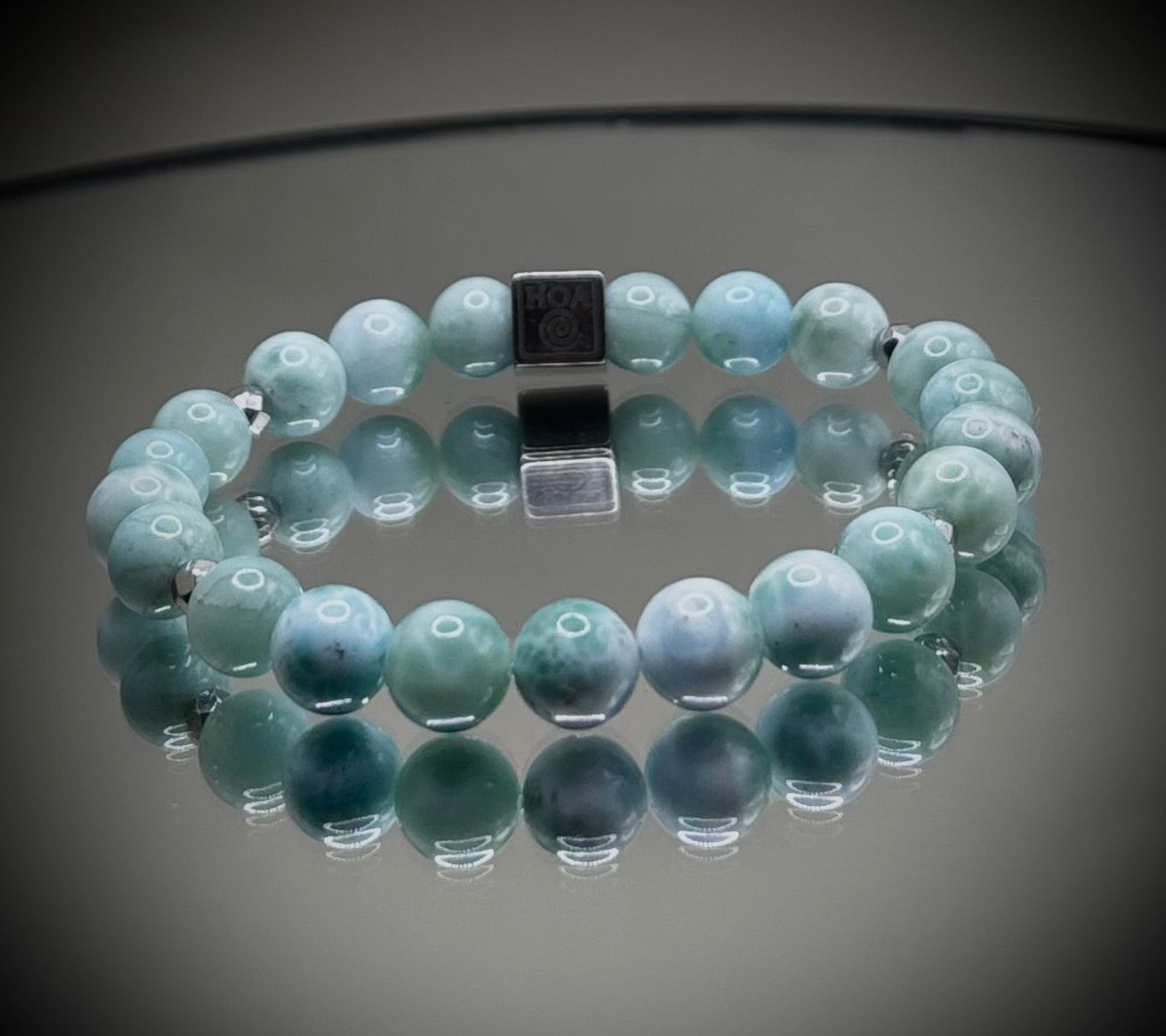 Гривна HOA „Ларимар“ от естествени камъни, ръчно изработена. Висок клас ларимар в светъл и изчистен дизайн.