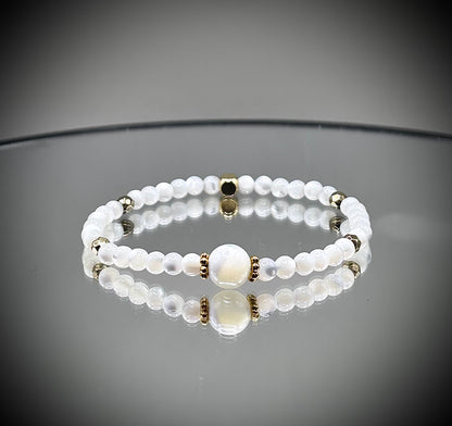 Луксозна дамска гривна от естествен Седеф със златни детайли. Ръчно изработен артефакт от колекция Lemurian Bloodline на House of Astrology.