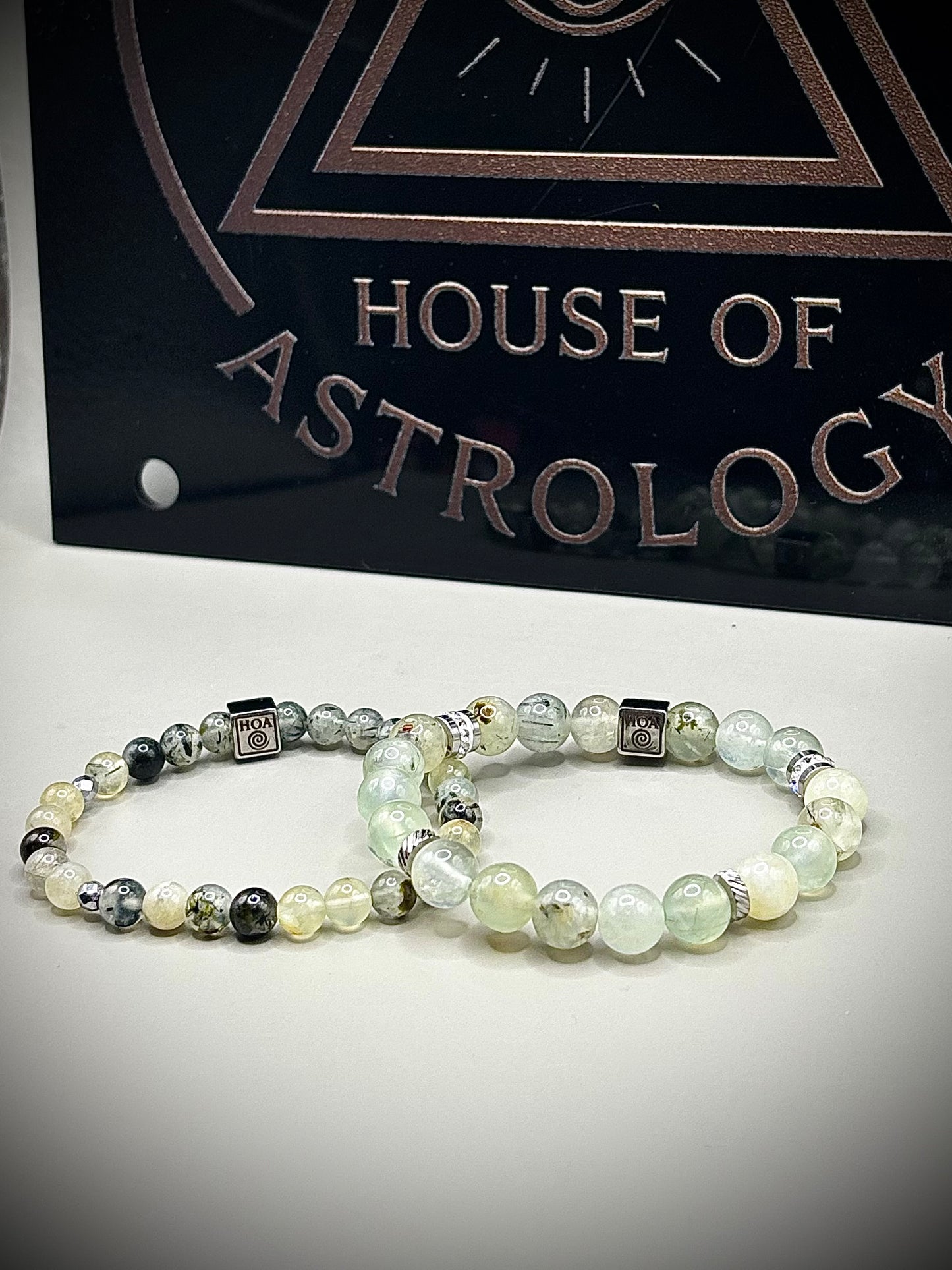 Оригинална бутикова гривна от естествен светлозелен пренит с полупрозрачна текстура, уникално ръчно изработено бижу за ценители.