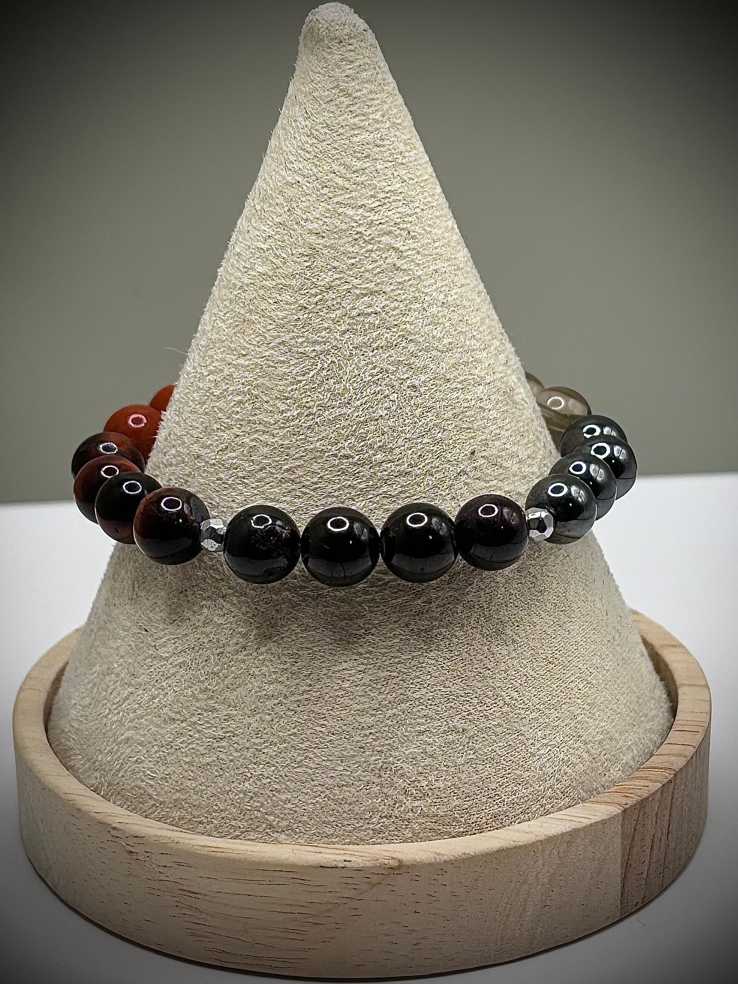 Гривна HOA „Първа Чакра“ от естествени камъни, ръчно изработена. Червен яспис, гранат и хематит в силна композиция за стабилност и сила.