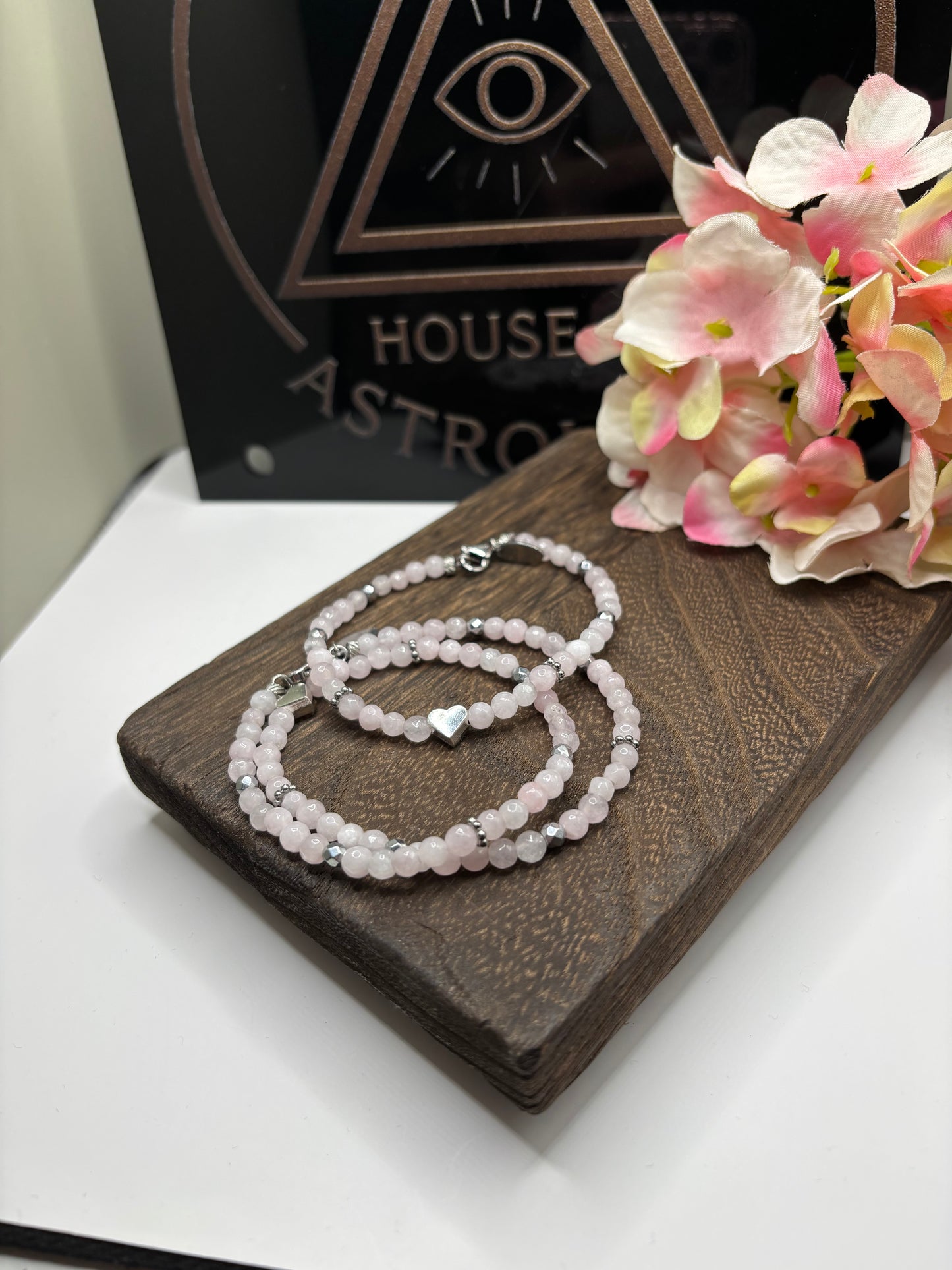 Лимитирана подаръчна кутия HOA от естествени камъни, ръчно изработена. Комплект с розов кварц – колие, гривна и кристал в луксозна композиция.