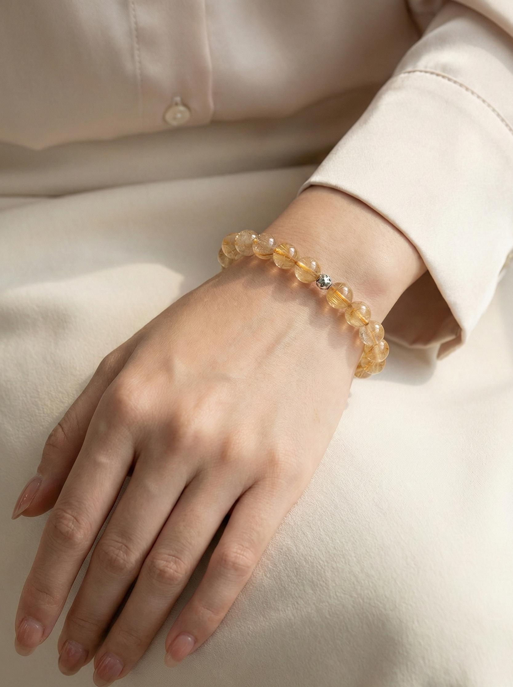 Гривна HOA „Рутилов кварц“ от естествени камъни, ръчно изработена. Висок клас рутилов кварц в светъл и изразителен стил.