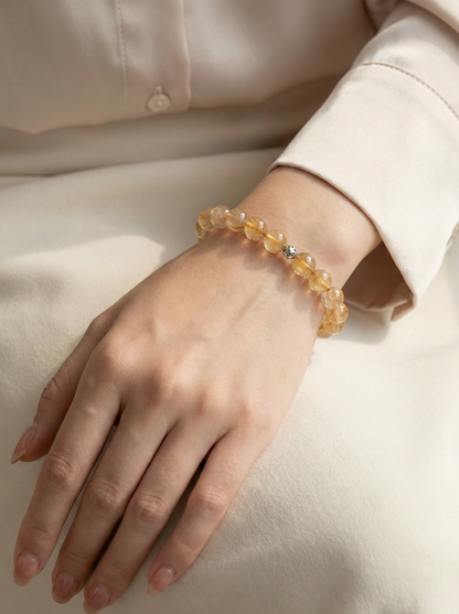 Гривна HOA „Рутилов кварц“ от естествени камъни, ръчно изработена. Висок клас рутилов кварц в светъл и изразителен стил.