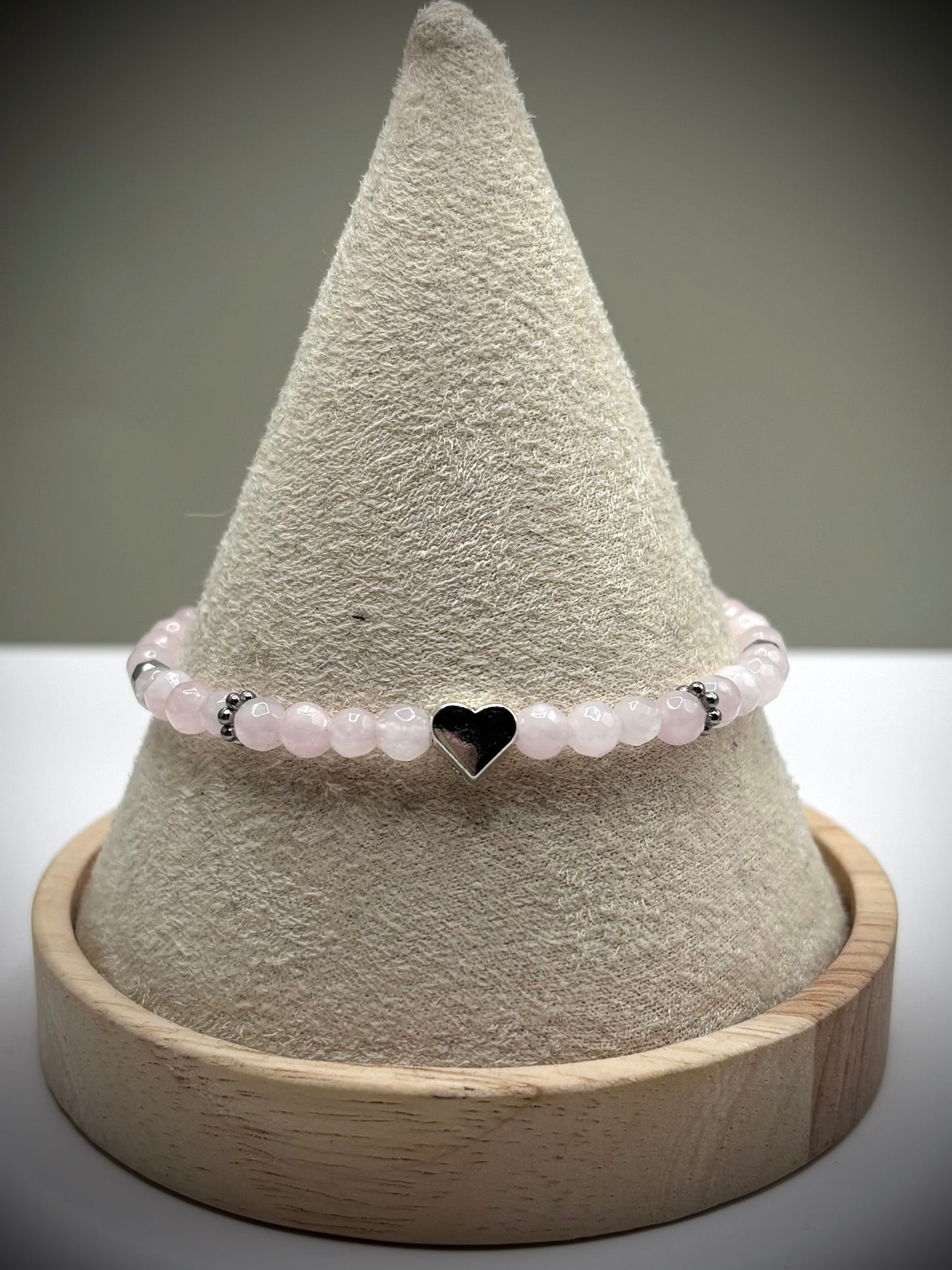 HOA Розов Кварц: Искра на Любовта - дамска гривна с фасетиран Розов кварц