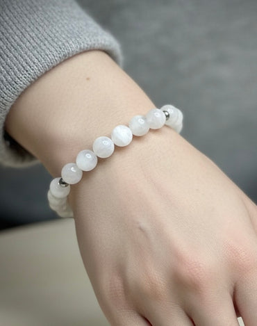 Гривна HOA „Селенит“ от естествени камъни, ръчно изработена. Висок клас селенит в изчистен и светъл дизайн.