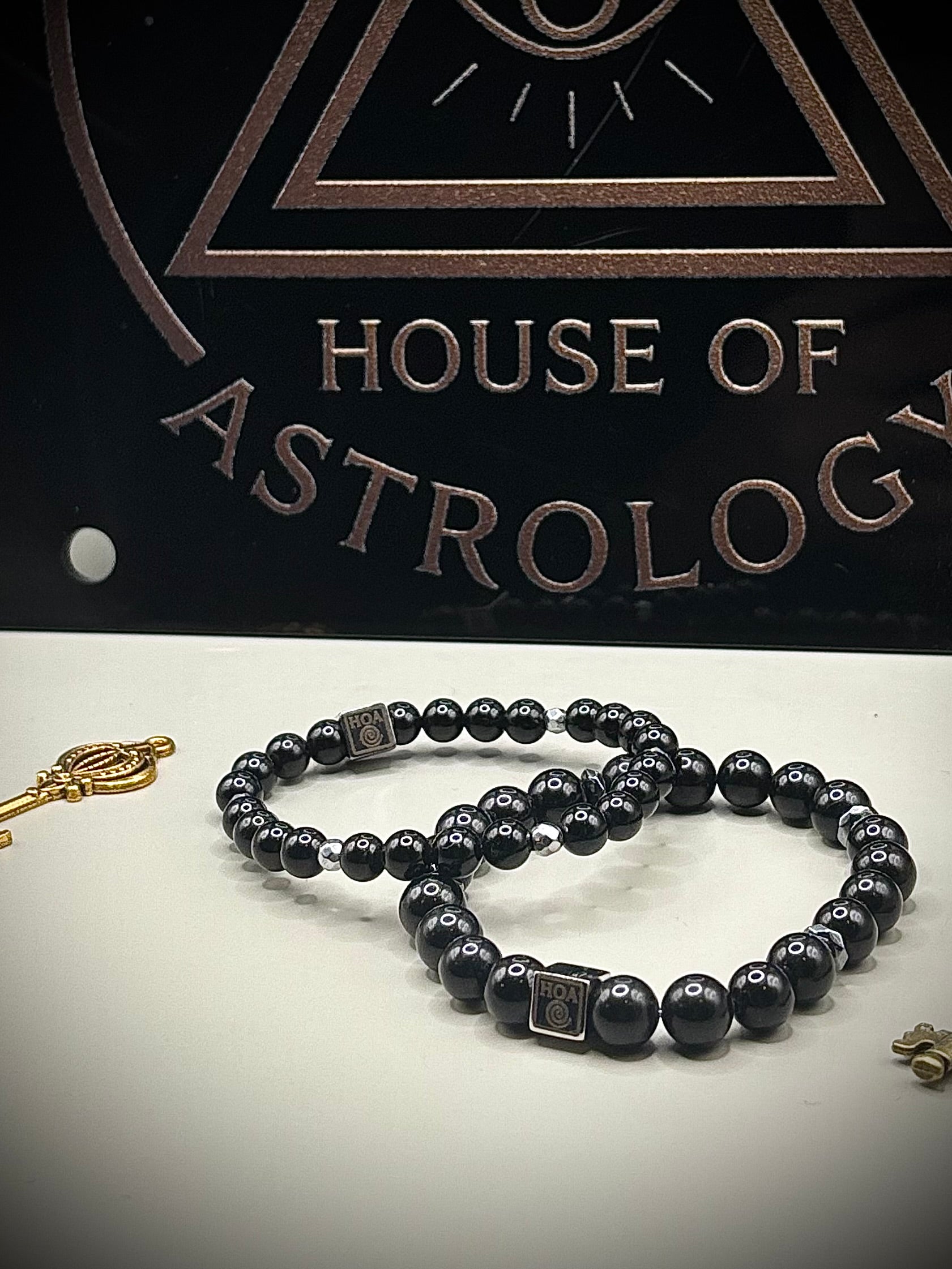 Мощна защитна гривна от плътен черен турмалин, ръчно нанизана с тъмни кристали за изчистване на негативната енергия.