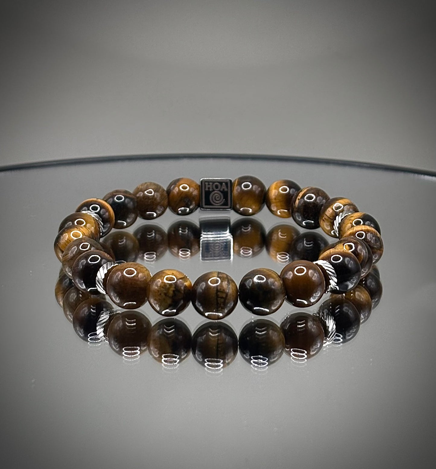 Стилна гривна талисман от естествено тигрово око със специфични златисто-кафяви отблясъци, създадена за лична защита и успех.