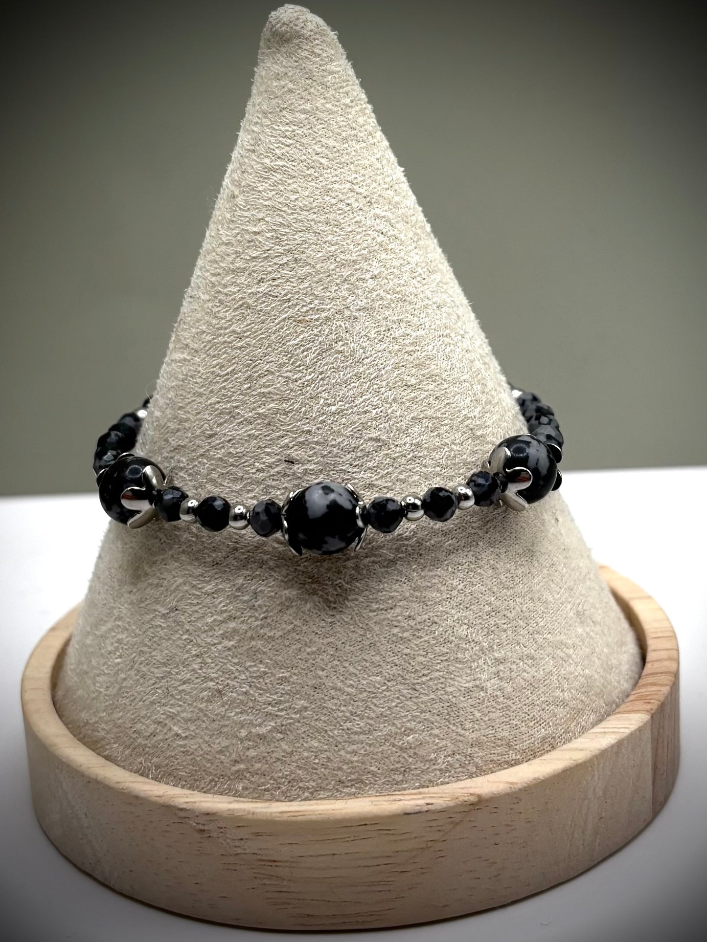 HOA Снежен обсидиан: Галактически Поток - дамска гривна с фасетиран Снежен обсидиан