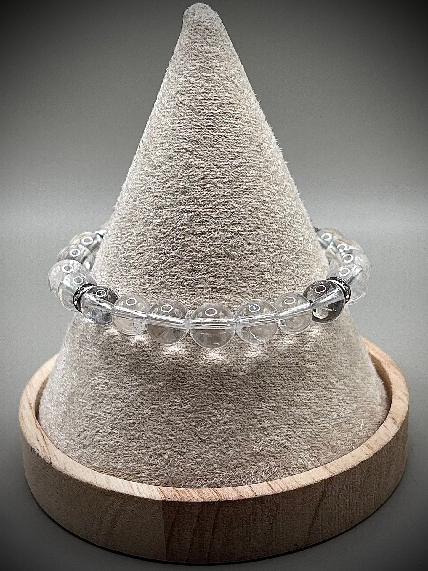 Изчистена минималистична гривна от напълно прозрачен планински кристал, универсално бижу за енергиен баланс и елегантна визия.