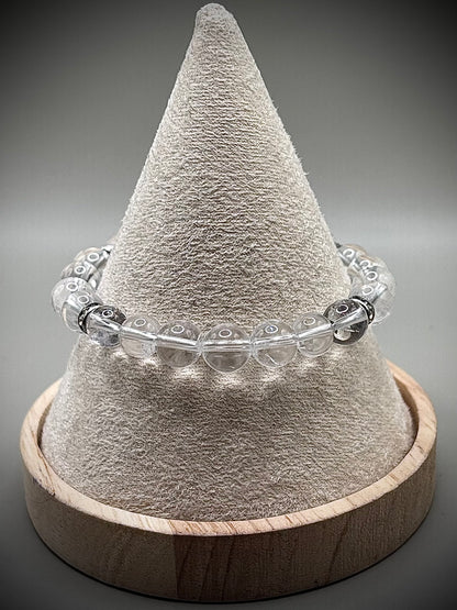 Изчистена минималистична гривна от напълно прозрачен планински кристал, универсално бижу за енергиен баланс и елегантна визия.