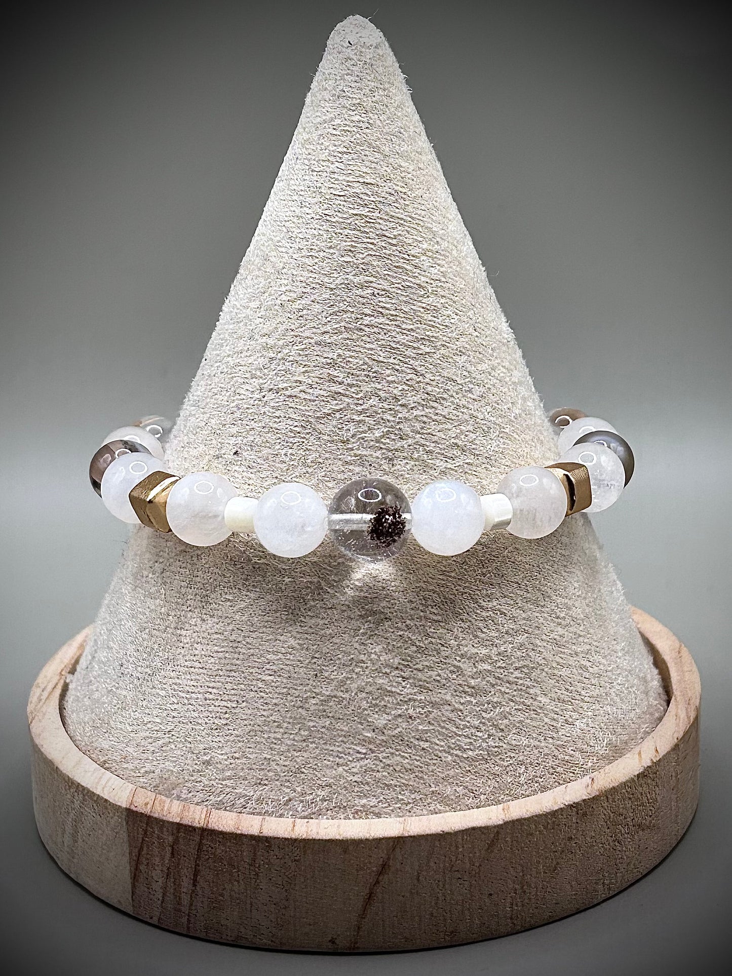 Гривна HOA „Лунен Фантом“ от естествени камъни, ръчно изработена. Лунен камък, ботсвански ахат и кварц фантом в елегантна композиция.