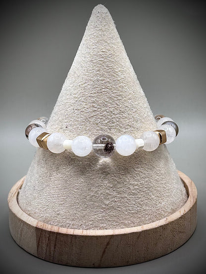 Гривна HOA „Лунен Фантом“ от естествени камъни, ръчно изработена. Лунен камък, ботсвански ахат и кварц фантом в елегантна композиция.