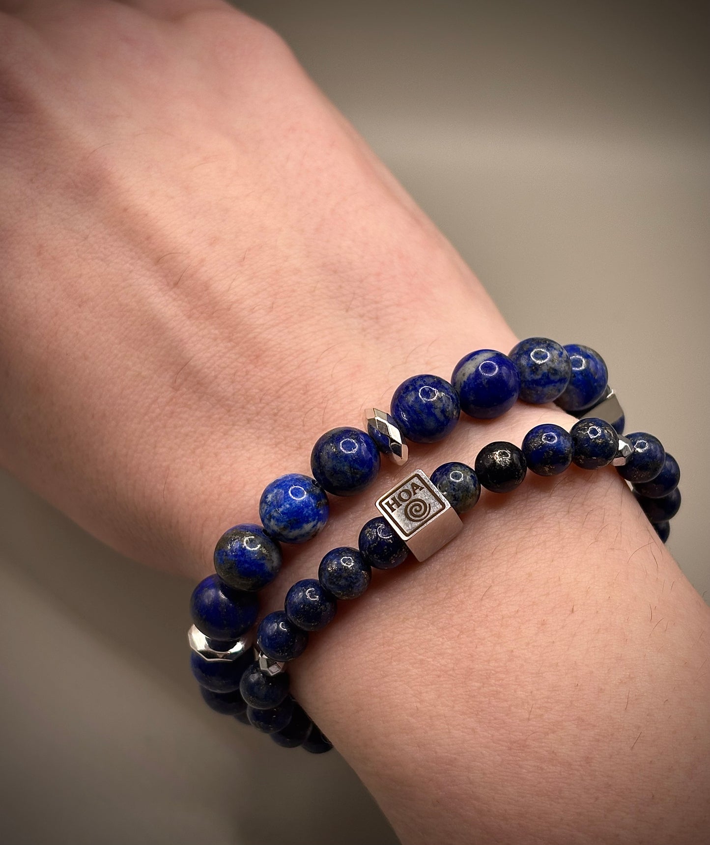 Луксозна дамска гривна от кралски син лапис лазули със златни пиритни нишки, първокласно бижу от естествени полускъпоценни камъни