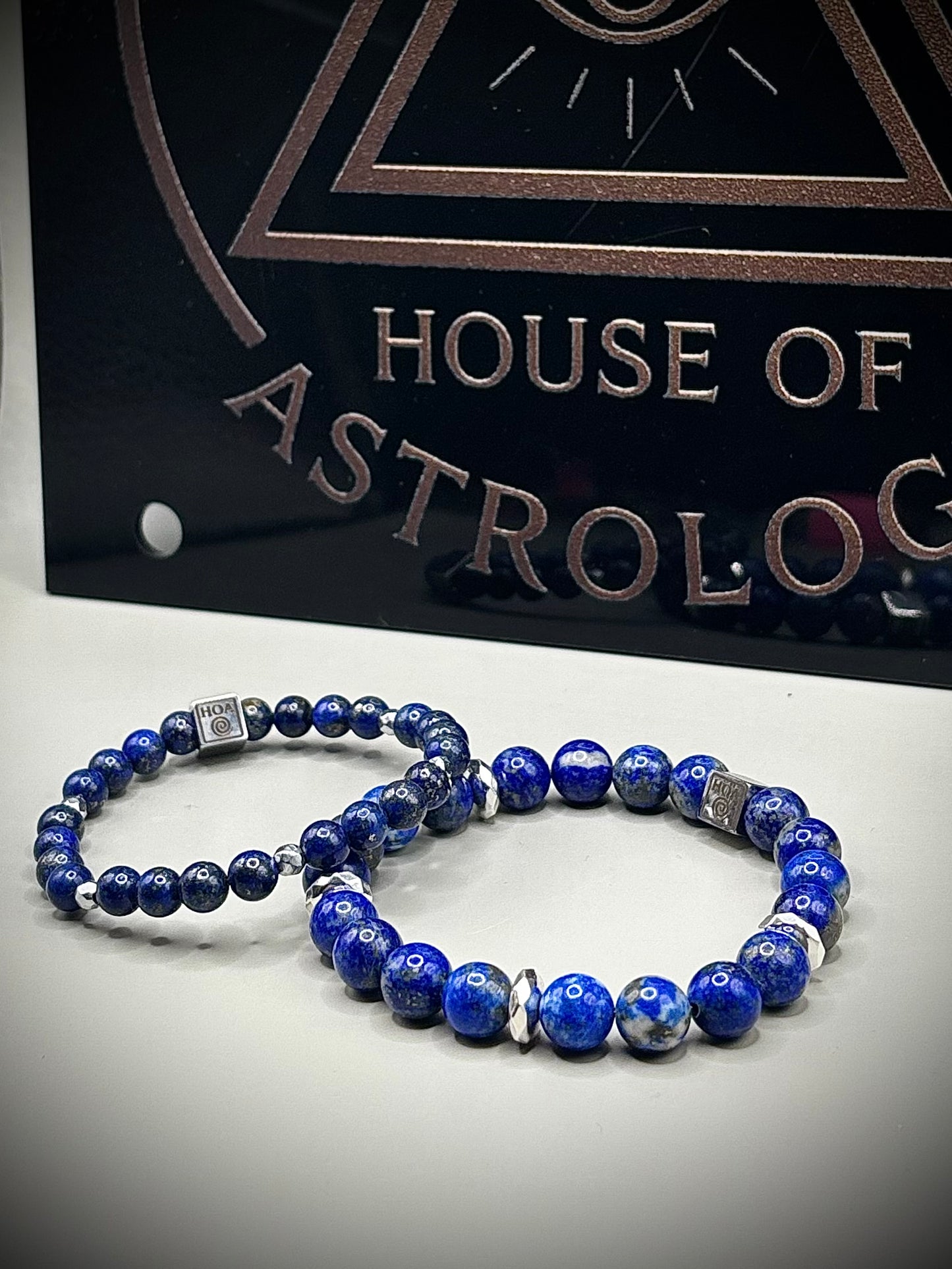 Луксозна дамска гривна от кралски син лапис лазули със златни пиритни нишки, първокласно бижу от естествени полускъпоценни камъни