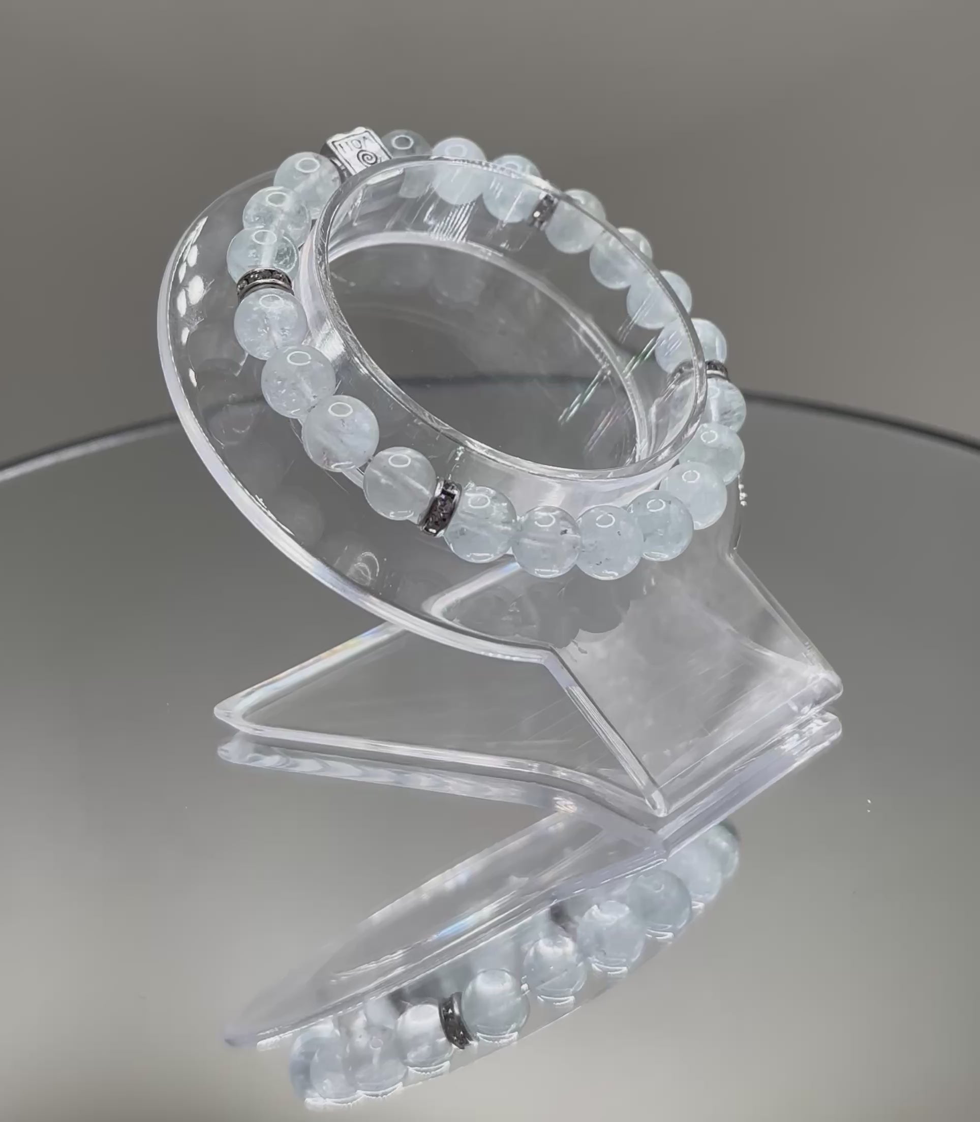 Гривна HOA „Аквамарин“ от естествени камъни, ръчно изработена. Висок клас аквамарин в нежен и свеж стил.